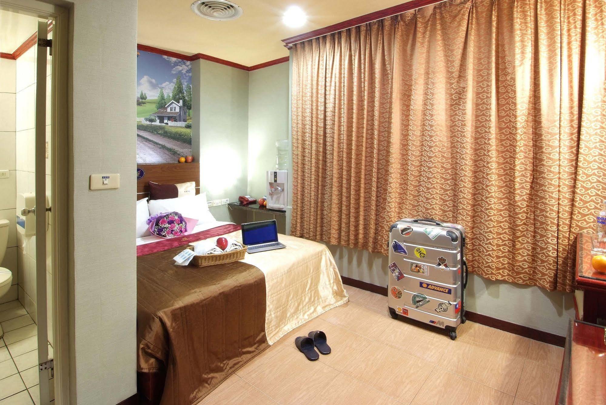 Golden Swallow Hotel Hsinchu stad Exteriör bild