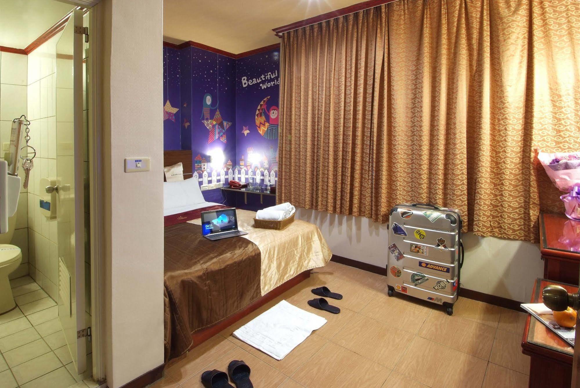 Golden Swallow Hotel Hsinchu stad Exteriör bild